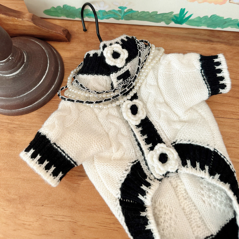 Maglioncino per Cani con Bottoni a Fiore – Stile Ricamato in Bianco e Nero