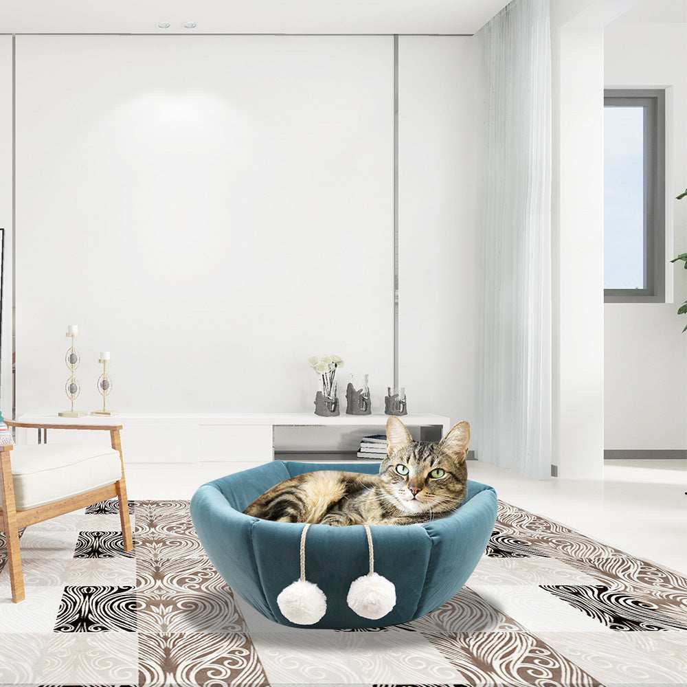 Cuccia esagonale per gatti "Sacco Nanna" con coulisse, ponpon e imbottitura morbida.