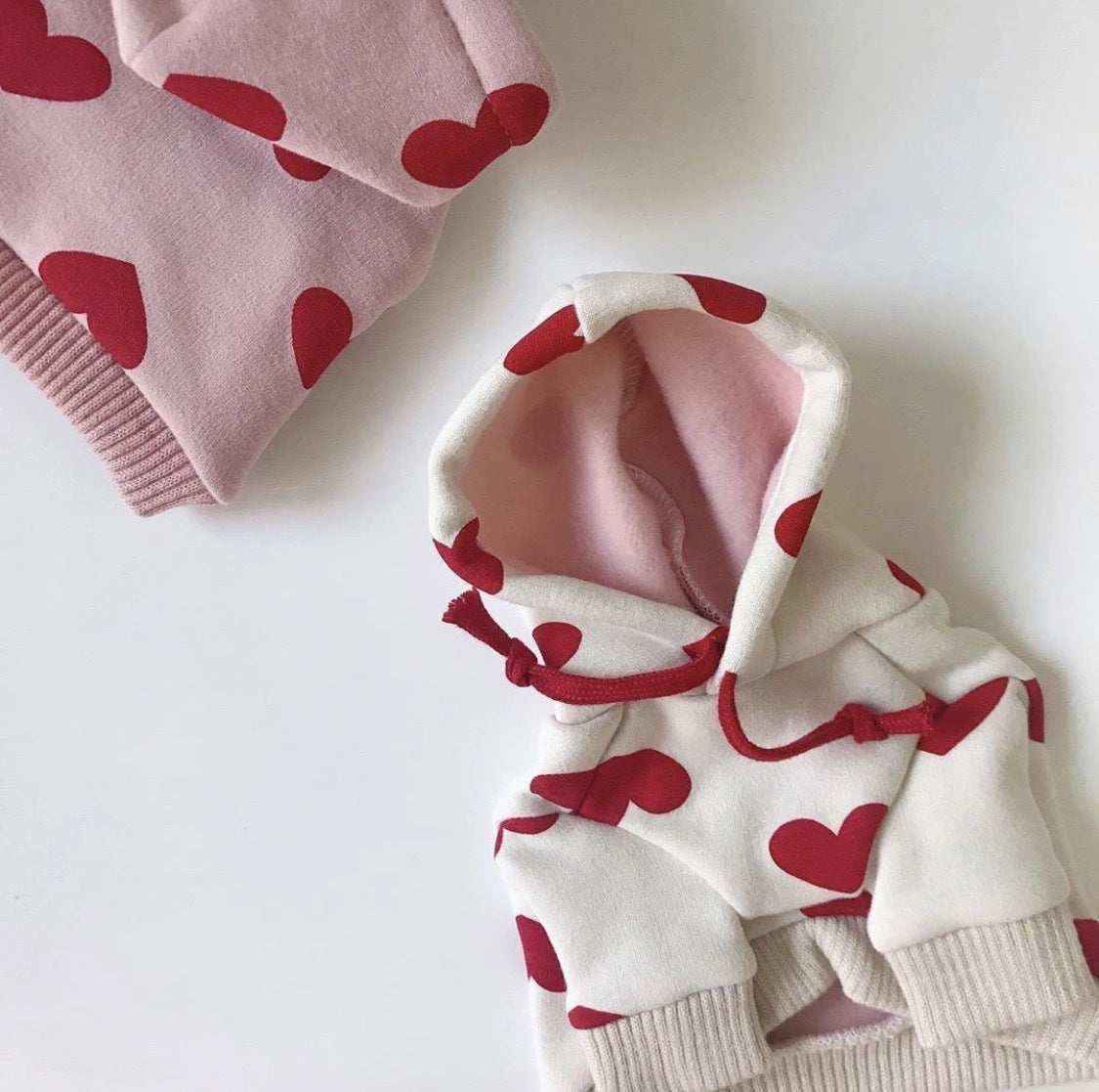 Felpa per cani "Emily" con cappuccio e fantasia cuori | DogModa by Dog Moda