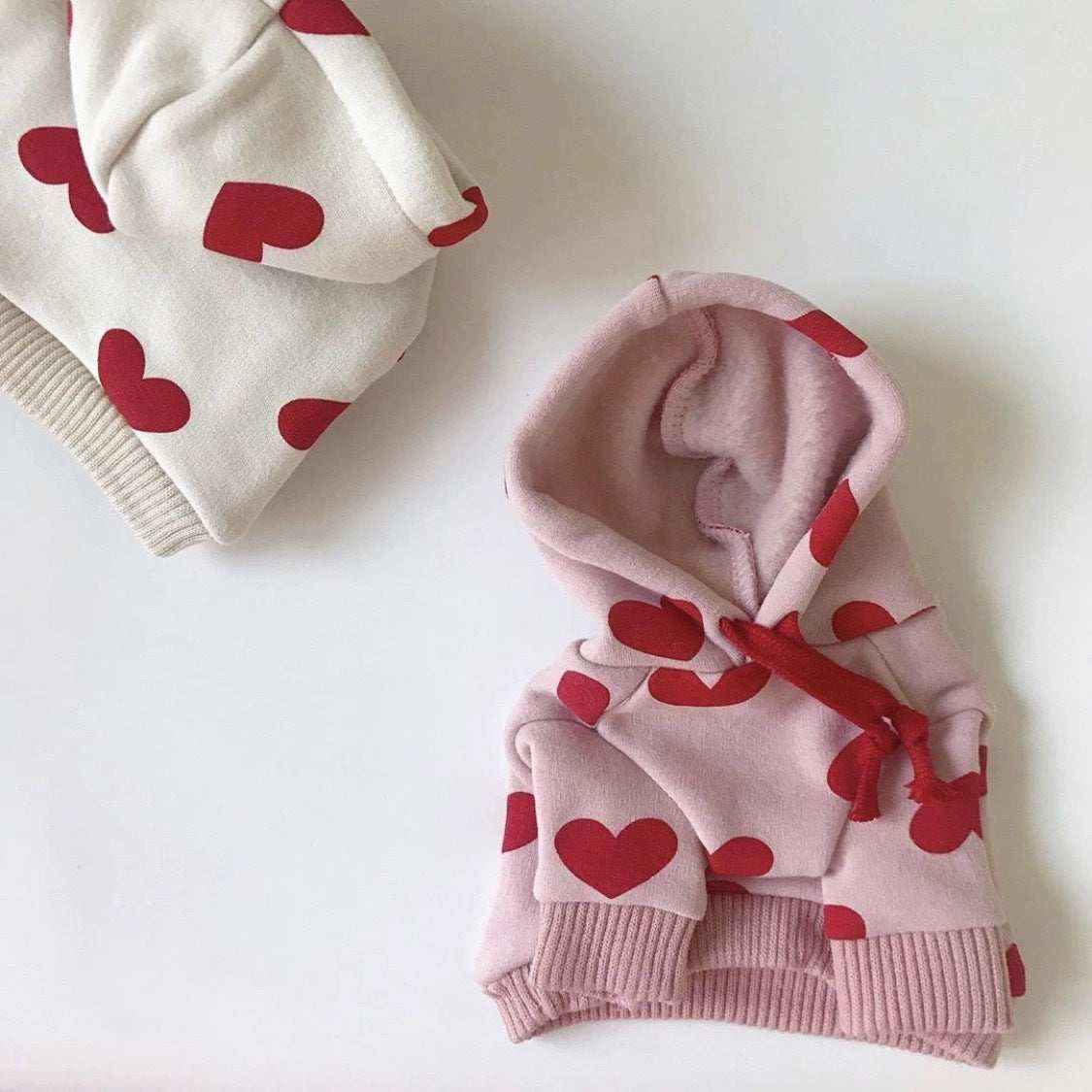 Felpa per cani "Emily" con cappuccio e fantasia cuori | DogModa by Dog Moda