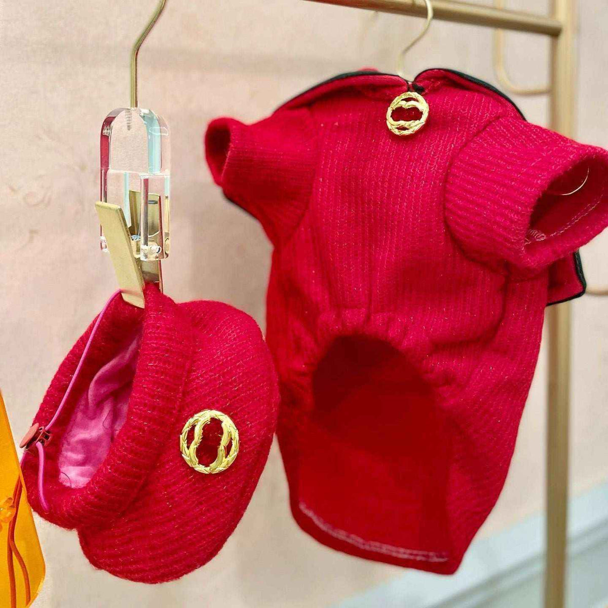 Vestito per Cani Stile Chanel Rosso con Cappellino Elegante by Dog Moda