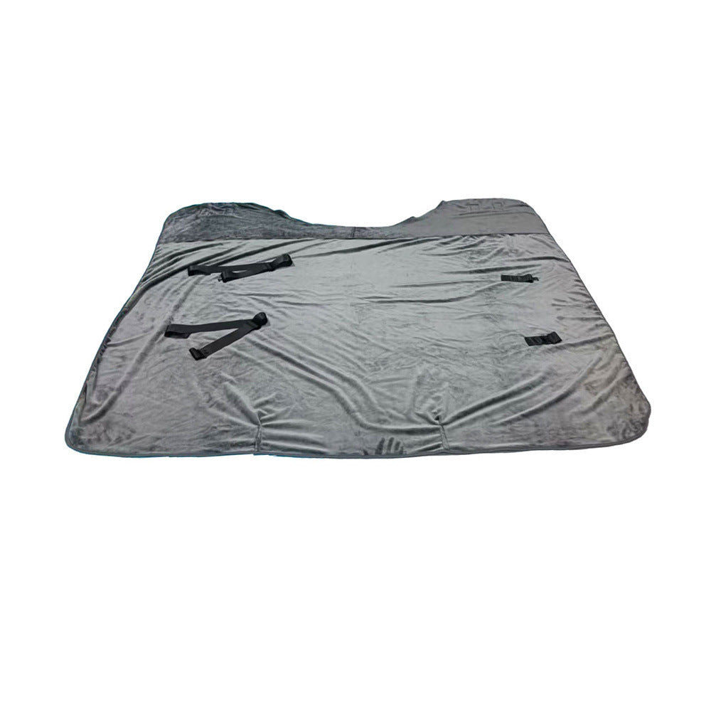 Fleece-Umhang für Pferde – warm, schützend und fliegenabweisend