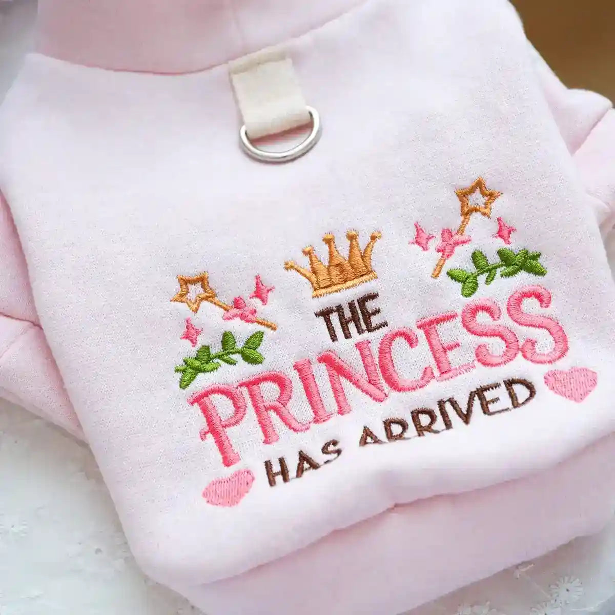 Felpa per Cani Rosa "The Princess Has Arrived" con Cappuccio e Ricami by Dog Moda