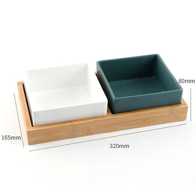 Fyrkantig keramisk hundskål med upphöjd träbas