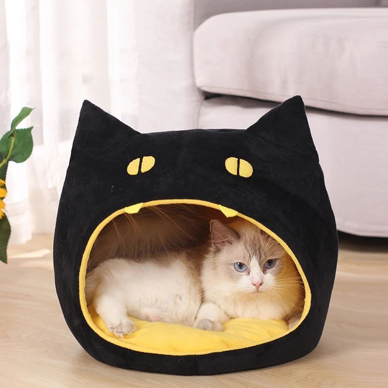 Schwarzes Katzenhaus in Form eines Katzenkopfes – weiche Höhle für Halloween