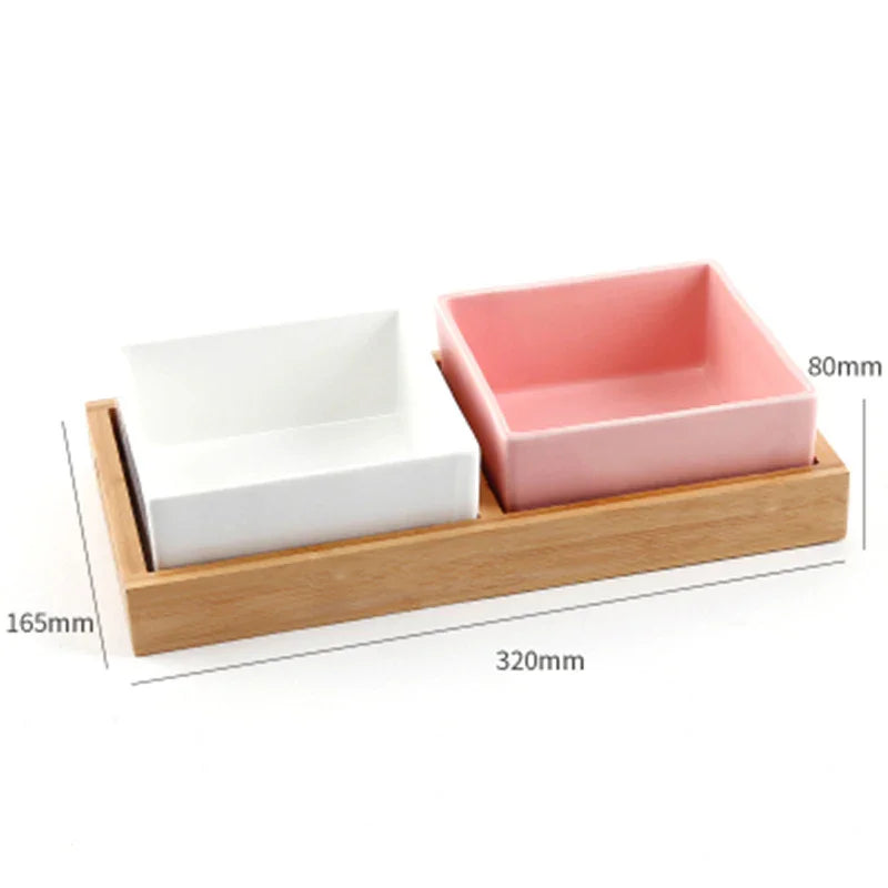 Fyrkantig keramisk hundskål med upphöjd träbas