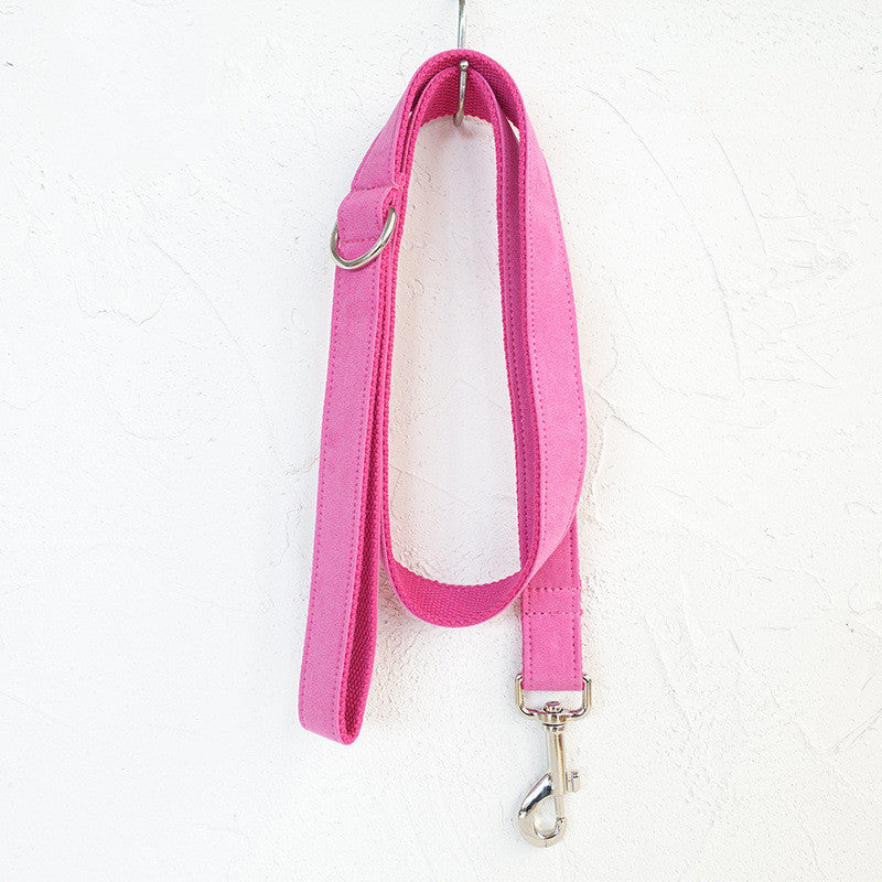 Set med koppel och halsband med rosa fluga i polyester