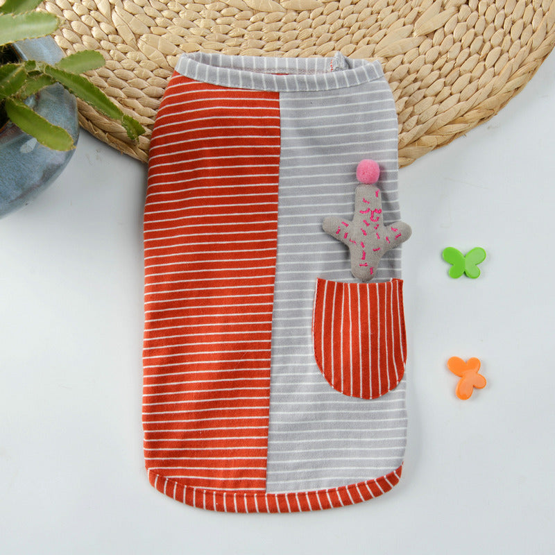 Maglietta per cani "Cactus" smanicata in cotone elasticizzato, disponibile nei colori rosso e verde a righe, con taschino decorativo e un piccolo cactus in tessuto.