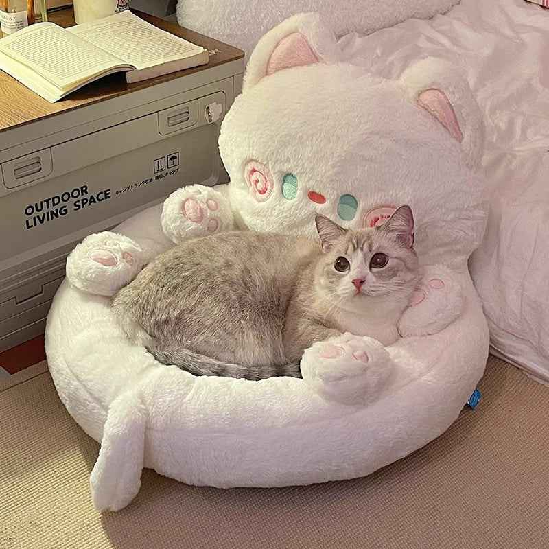 Katzenhaus mit verschiedenen Themen – Baum, Sofa und Kätzchen