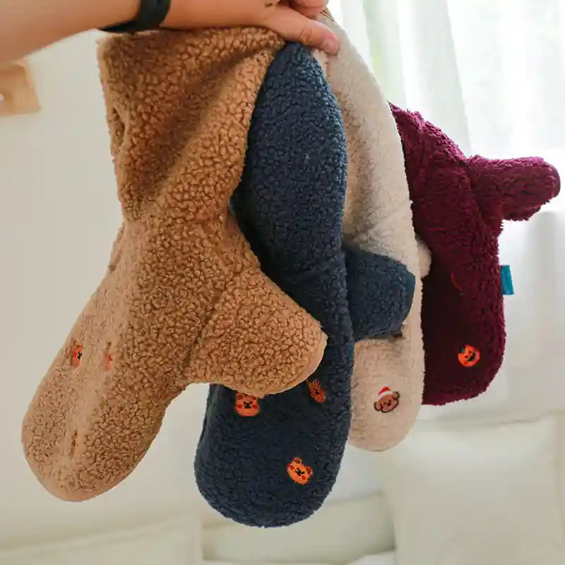 犬用フリースコート 刺繍入りクマ - 暖かくて柔らかい