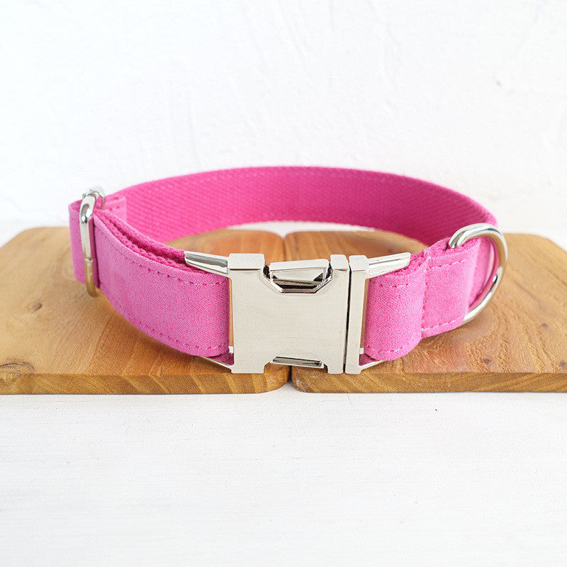 Set med koppel och halsband med rosa fluga i polyester