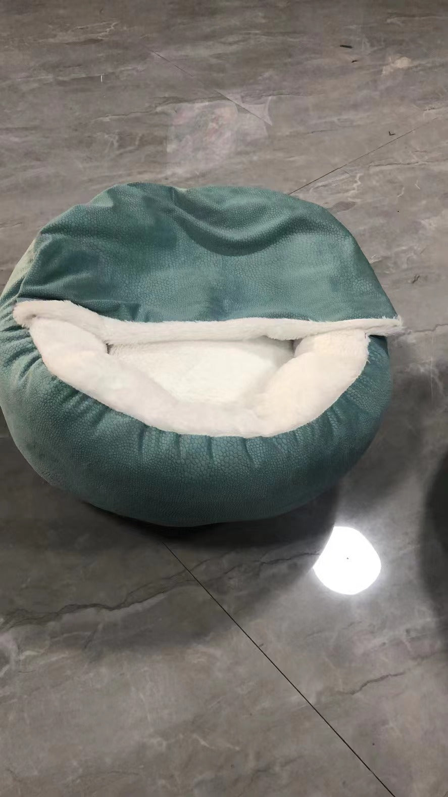 Rundes Fleece-Hundebett mit „Rainbow Velvet“-Decke