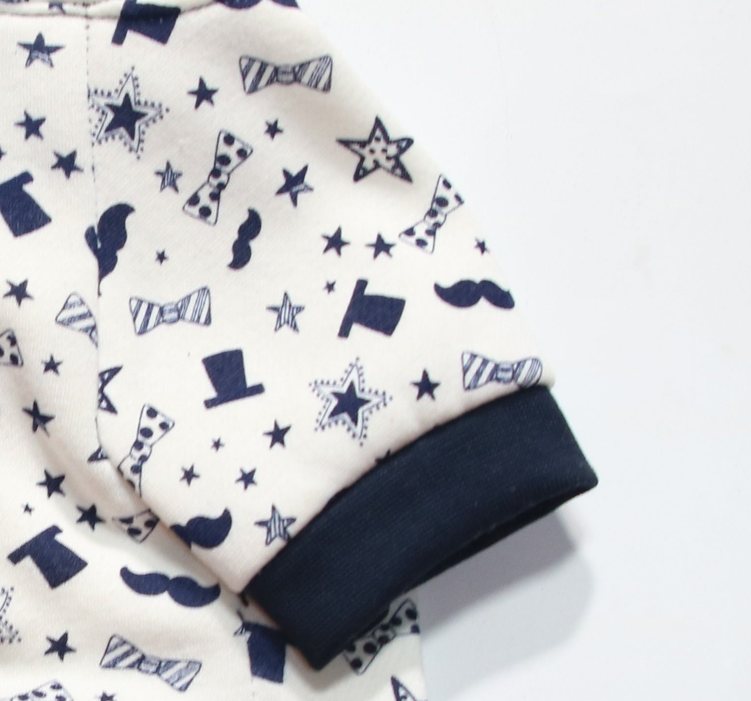 Felpa per Cani "Barber Shop" – Fantasia Baffi e Cappelli Tuba in Tinta Blu - Dog Moda
