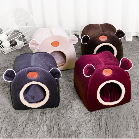 Casetta rettangolare per cuccioli "Happy Puppies" con orecchie decorative e ingresso tondo. Realizzata in velluto artico e corduroy per massimo comfort.