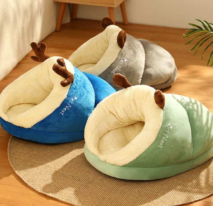 Cuccia imbottita "Elk" per cani e gatti con cornetti di renna decorativi