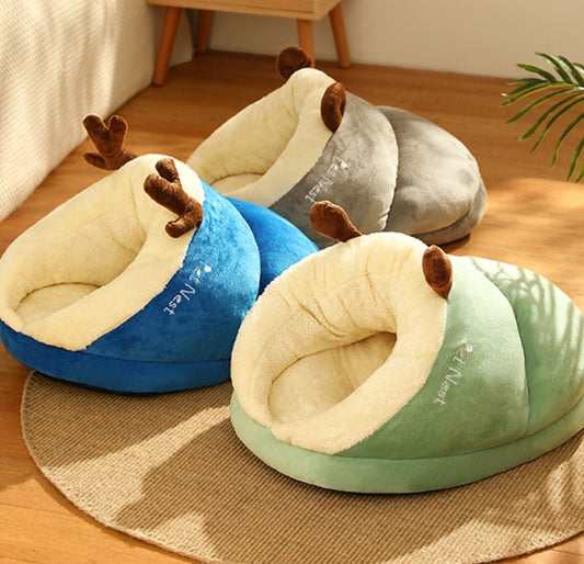 Cuccia imbottita "Elk" per cani e gatti con cornetti di renna decorativi