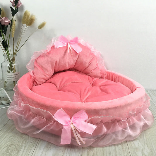 Cuccia ovale per cani e gatti "Principessa" con ricami e balze decorative.

