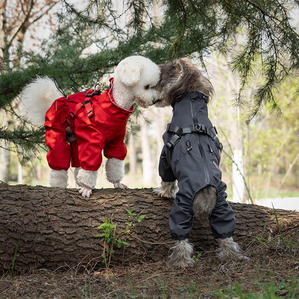 Impermeabile per cani con pettorina riflettente, chiusura a zip e coulisse regolabili.