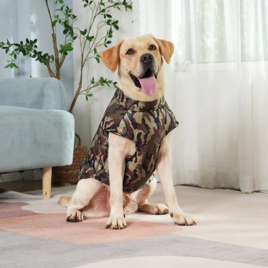 Cappotto per cani di taglia grande "Survival" smanicato, con anello pettorina integrato, chiusura a zip sul dorso e fantasia mimetica (nero, verde o blu navy).