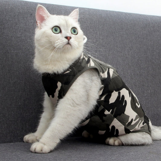 Gatto con tutina post-operatoria Camouflage nera e grigia, chiusura dorsale.