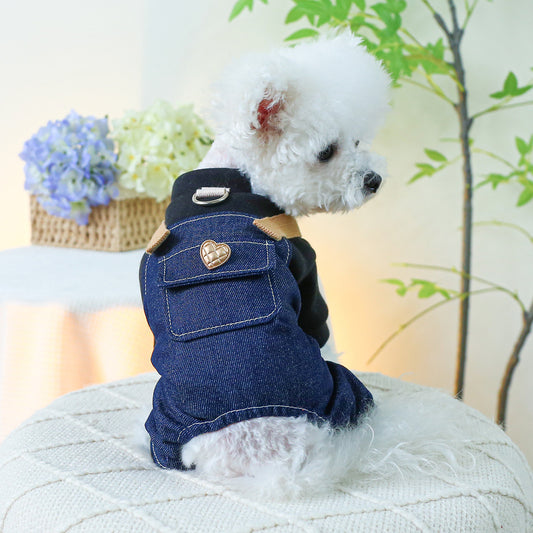 Tutina per cani in jeans denim con anello pettorina, bretelle regolabili e cuoricino dorato, perfetta per Chihuahua, Maltese e Barboncino Toy.