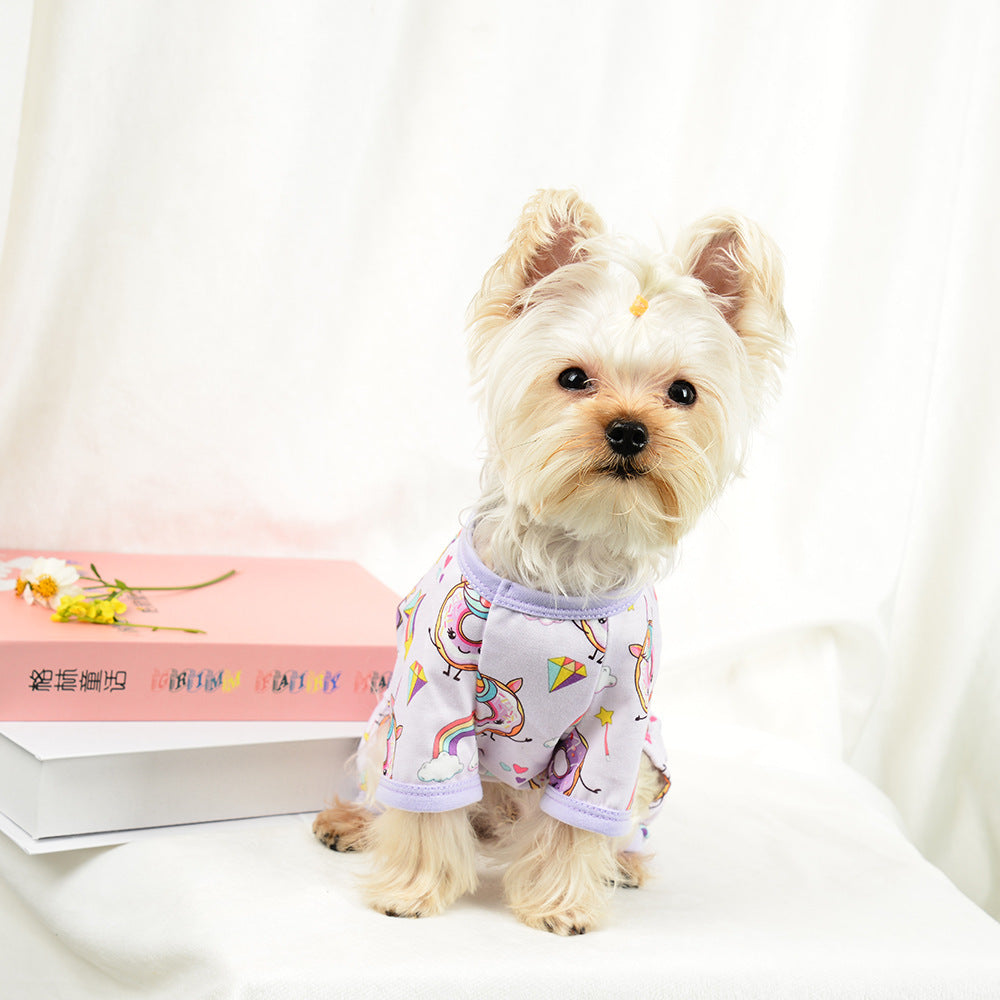 Tutina per cani "Zara" in cotone e poliestere, morbida e traspirante, con fantasia ciambelle e arcobaleni, colletto e maniche elasticizzate, copertura quattro zampe.