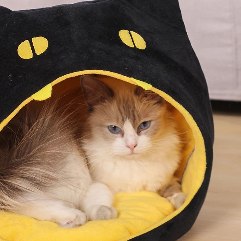 Schwarzes Katzenhaus in Form eines Katzenkopfes – weiche Höhle für Halloween