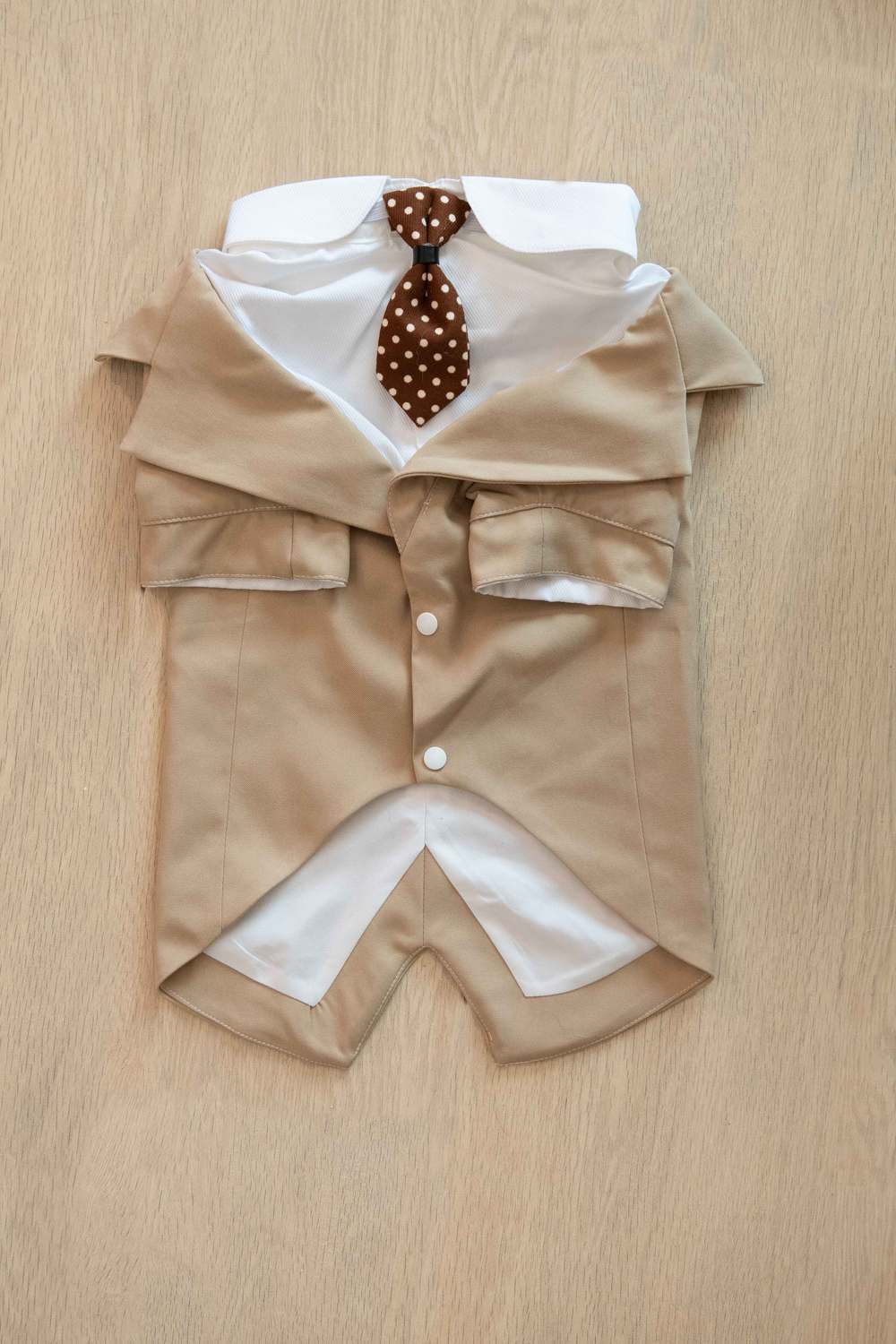 犬用エレガントなタキシードスーツ - ジャケットとネクタイ