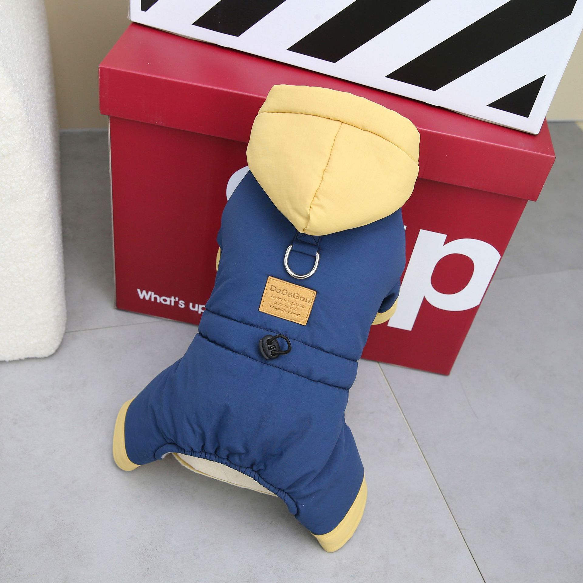 "Dadagou" Dog Fleece Coat with Hood and Button Closure ❄️