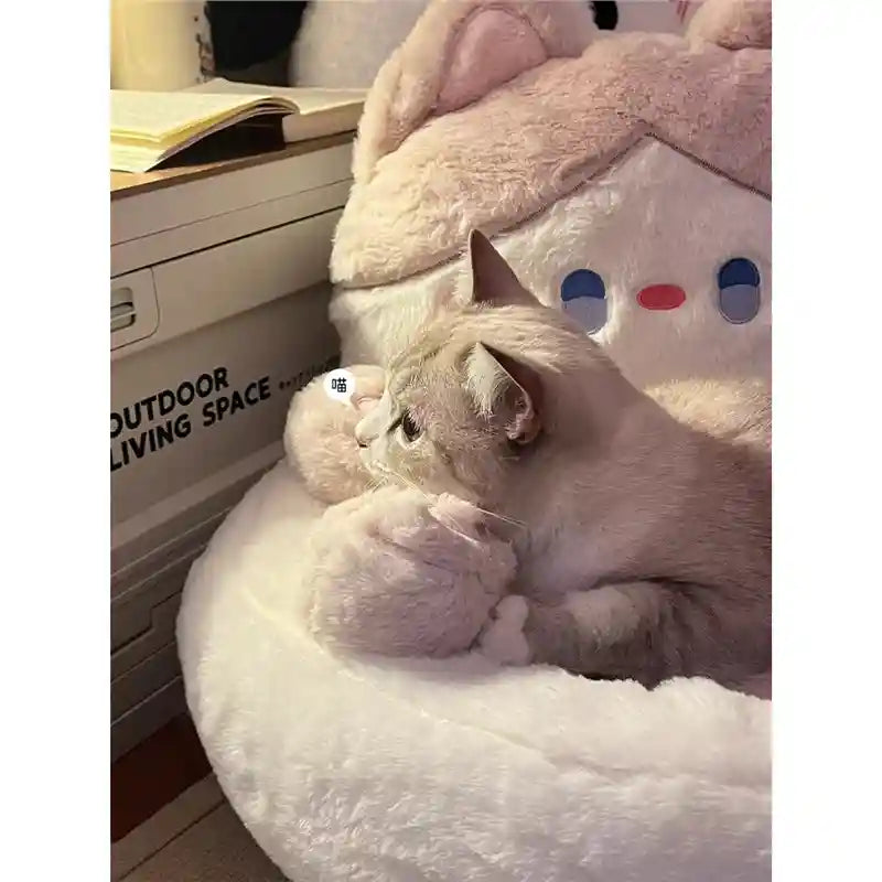 Katzenhaus mit verschiedenen Themen – Baum, Sofa und Kätzchen