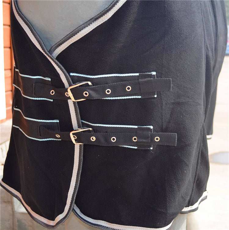 Cappotto Impermeabile per Cavalli – Protezione Totale e Comfort in Ogni Stagione