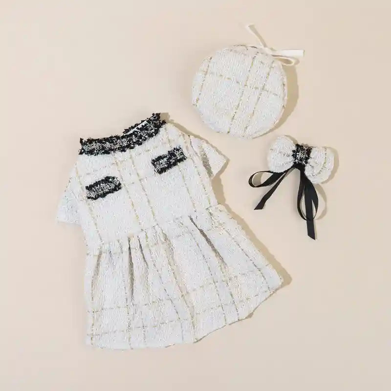 帽子またはリボン付きのエレガントな猫用ドレス