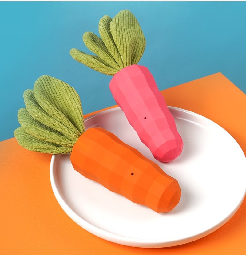Gioco masticabile per cani carota con fischietto e ciuffo in tessuto - Dog Moda